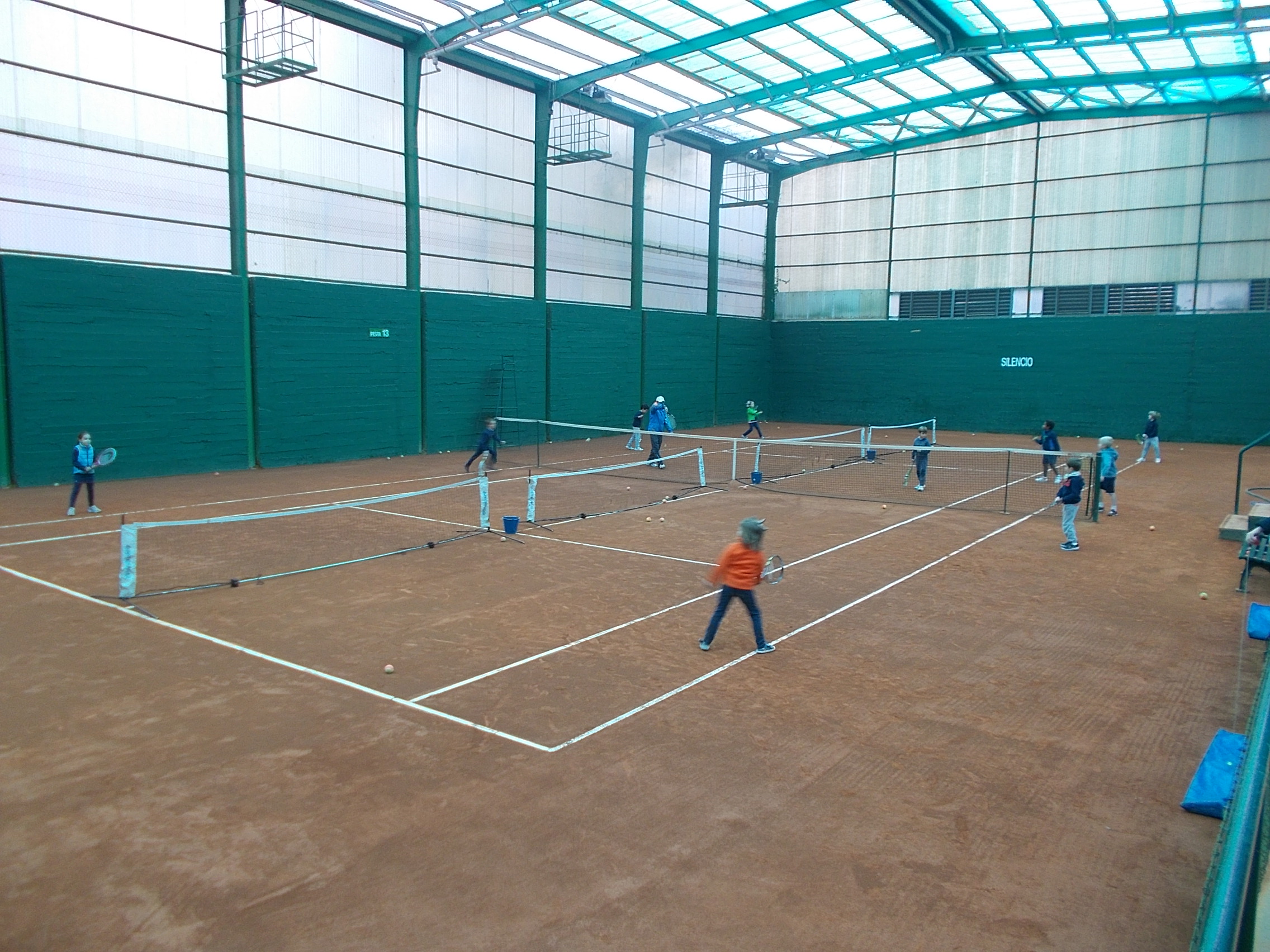 Entrenando hasta que nos toque jugar...¡La dura vida del tenista!