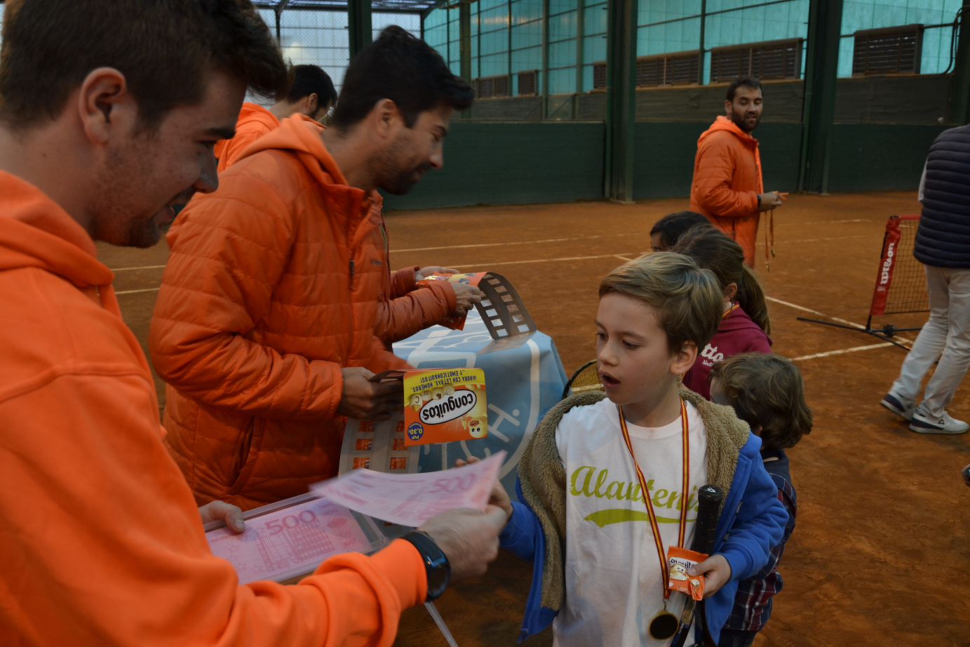 Pedro, con su medalla, recogiendo los premios "de comer"